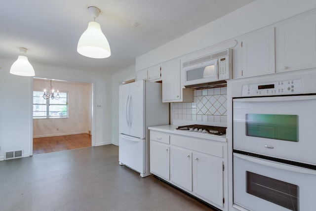 kitchen featuring white cabinets, an inviting chandelier, white appliances, decorative backsplash, and visible vents