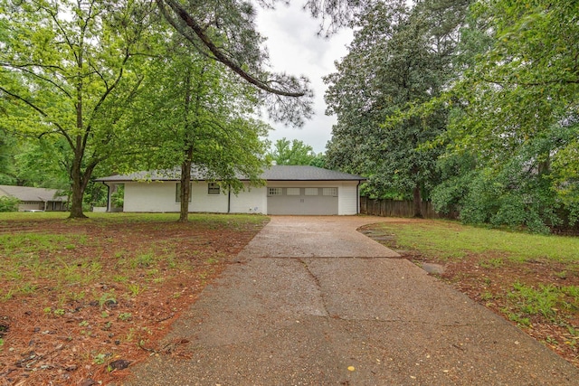 single story home featuring fence, driveway, and a front lawn
