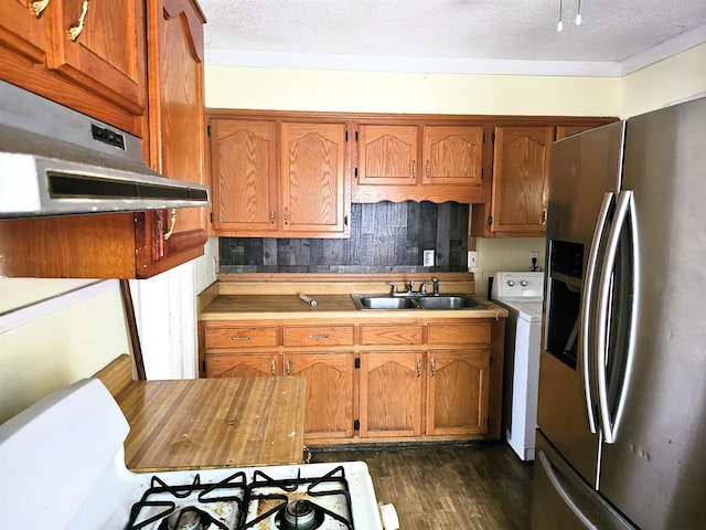 kitchen with a sink, dark wood-style flooring, brown cabinets, and stainless steel fridge with ice dispenser