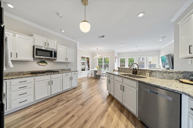 9842 Garden Pl, Collierville, TN 38139 - kitchen featuring stainless steel appliances, plenty of natural light, a sink, and light wood-type flooring