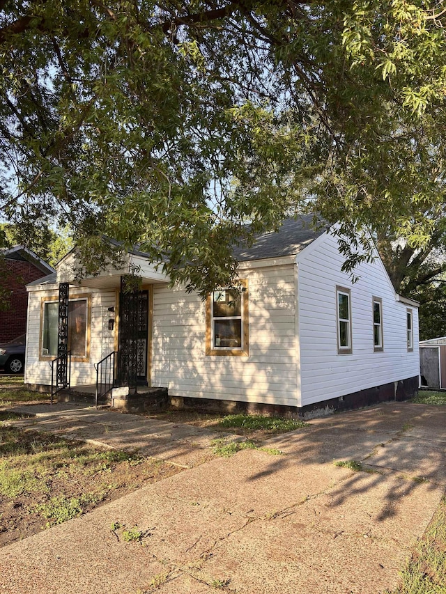 view of front facade featuring concrete driveway