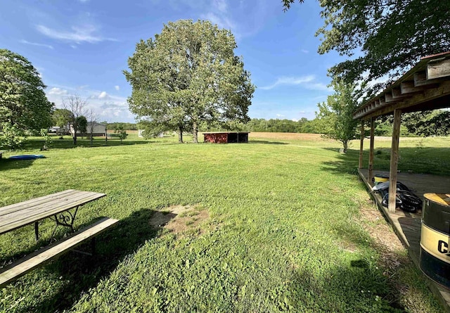view of yard featuring an outbuilding