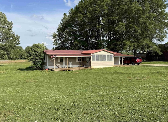 view of front of property featuring a deck and a front yard