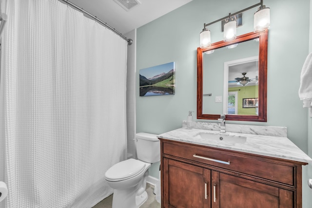 full bathroom featuring ceiling fan, vanity, toilet, a shower with shower curtain, and visible vents