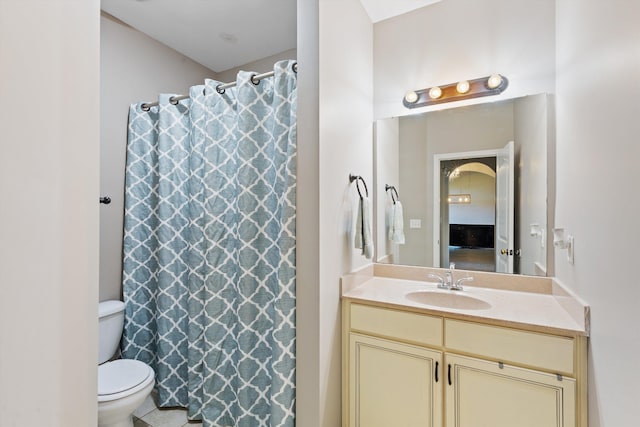 5376 Scarlet Ridge Dr, Arlington, TN 38002 - bathroom with vanity, curtained shower, and toilet