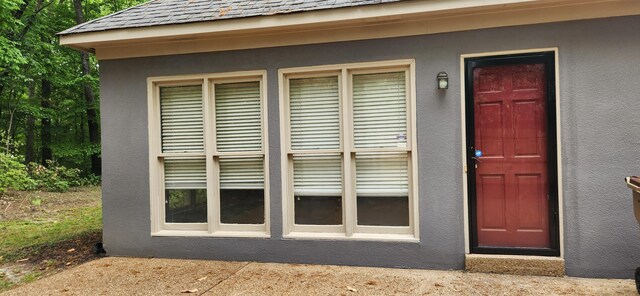 property entrance featuring stucco siding