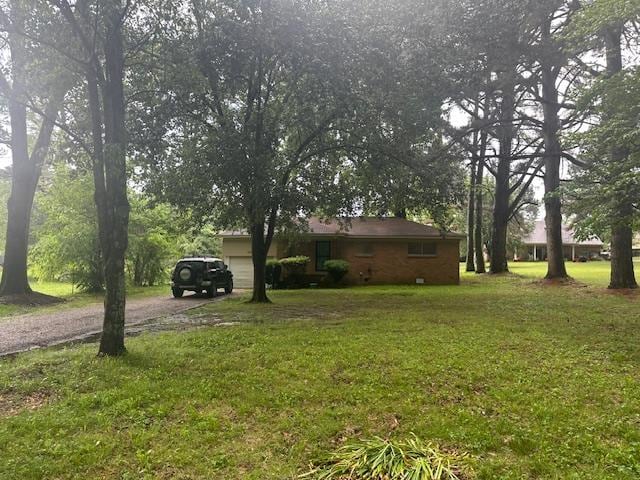 view of front of house featuring driveway and a front lawn