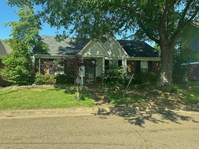 view of front of house featuring a front yard