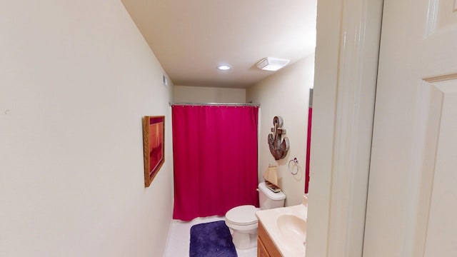 50 Red Oak Pt, Savannah, TN 38372 - bathroom featuring visible vents, curtained shower, vanity, toilet, and recessed lighting
