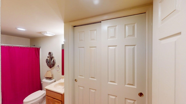 50 Red Oak Pt, Savannah, TN 38372 - full bathroom with vanity, toilet, and curtained shower