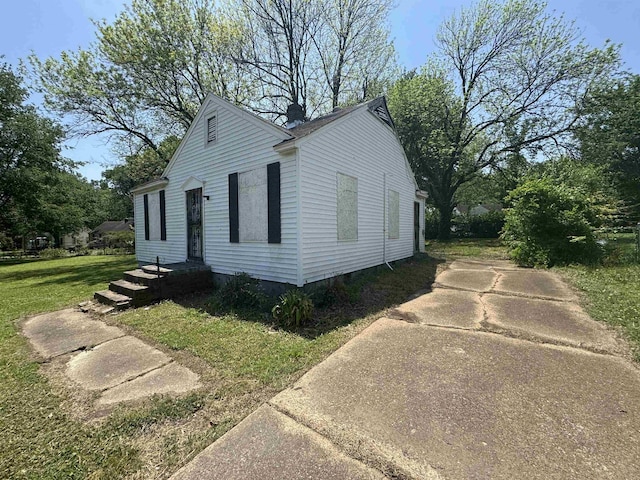 view of front of property with a front yard