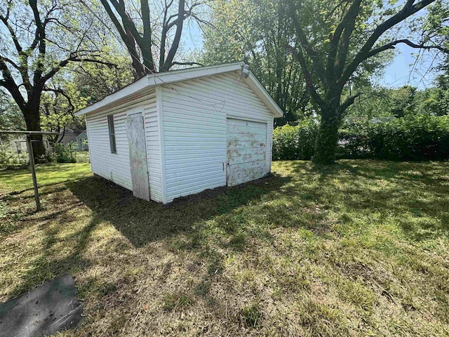 view of outdoor structure featuring an outbuilding