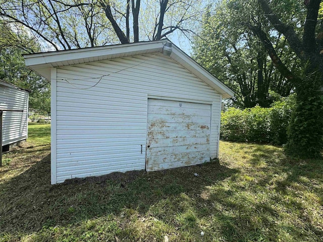 view of outdoor structure featuring an outbuilding