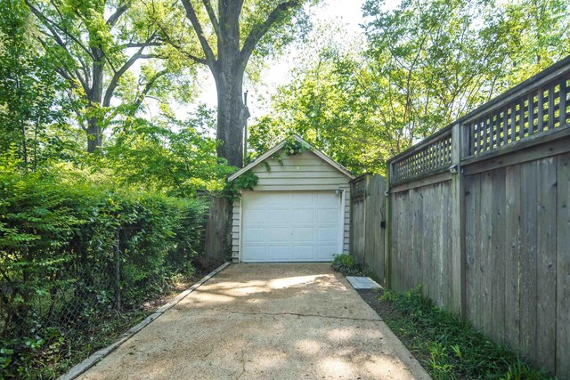 246 Palisade St, Memphis, TN 38111 - detached garage featuring fence and concrete driveway