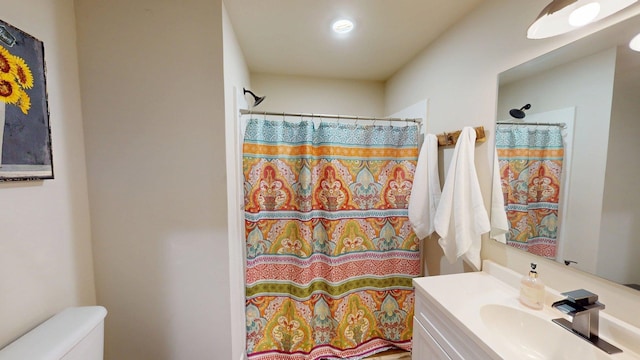 full bath with vanity, toilet, and curtained shower