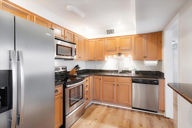 kitchen featuring a sink, light wood-style flooring, stainless steel appliances, recessed lighting, and visible vents