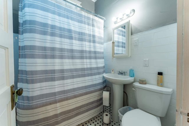 171 White St, Savannah, TN 38372 - bathroom featuring toilet, a shower with curtain, tile walls, and a sink
