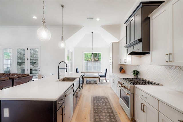 5082 Moudry Run Cv, Lakeland, TN 38002 - kitchen featuring a sink, light wood-style flooring, stainless steel appliances, tasteful backsplash, and visible vents