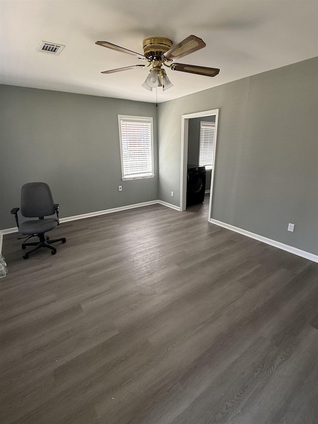 unfurnished room featuring visible vents, dark wood-type flooring, baseboards, and ceiling fan