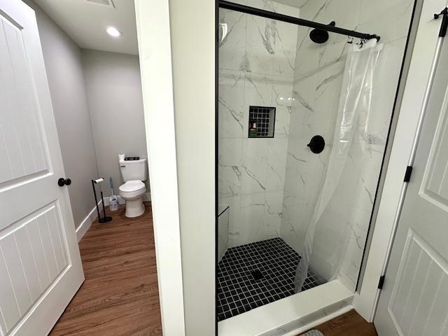 50 Melrose Cv, Savannah, TN 38372 - full bath featuring recessed lighting, baseboards, toilet, wood finished floors, and a marble finish shower