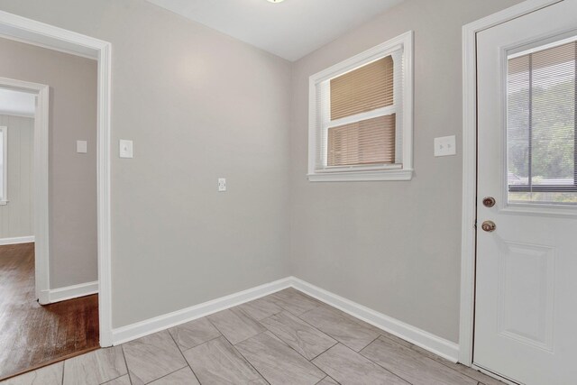 4277 Rhodes Ave, Memphis, TN 38111 - entryway with baseboards