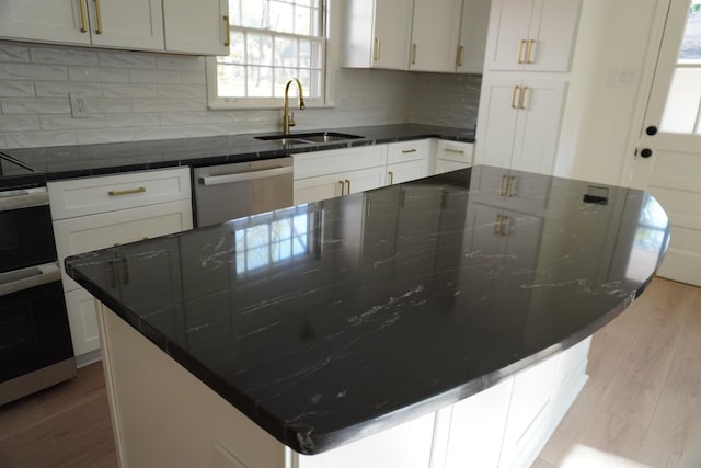 5483 Brantford Rd, Memphis, TN 38120 - kitchen featuring wood finished floors, appliances with stainless steel finishes, a sink, and a center island