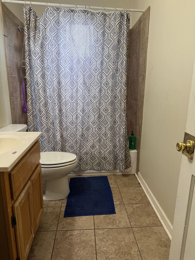 bathroom with toilet, baseboards, shower / bath combo, and vanity