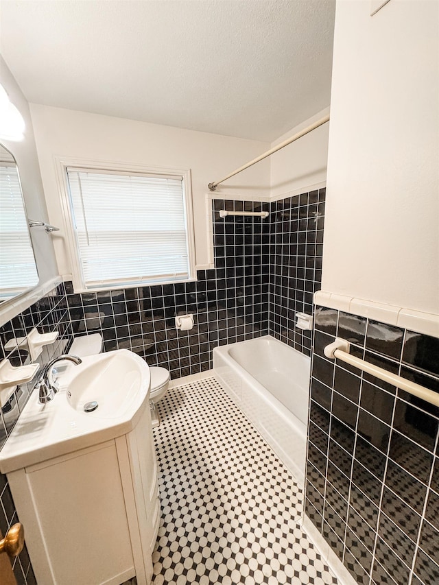 1439 Woodston Rd, Memphis, TN 38117 - full bathroom with vanity, wainscoting, toilet, and tile walls
