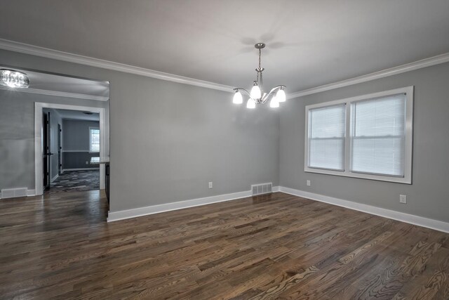 empty room with crown molding, a notable chandelier, and visible vents