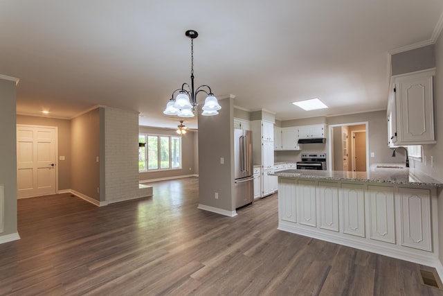 kitchen with a sink, stainless steel appliances, open floor plan, a peninsula, and visible vents