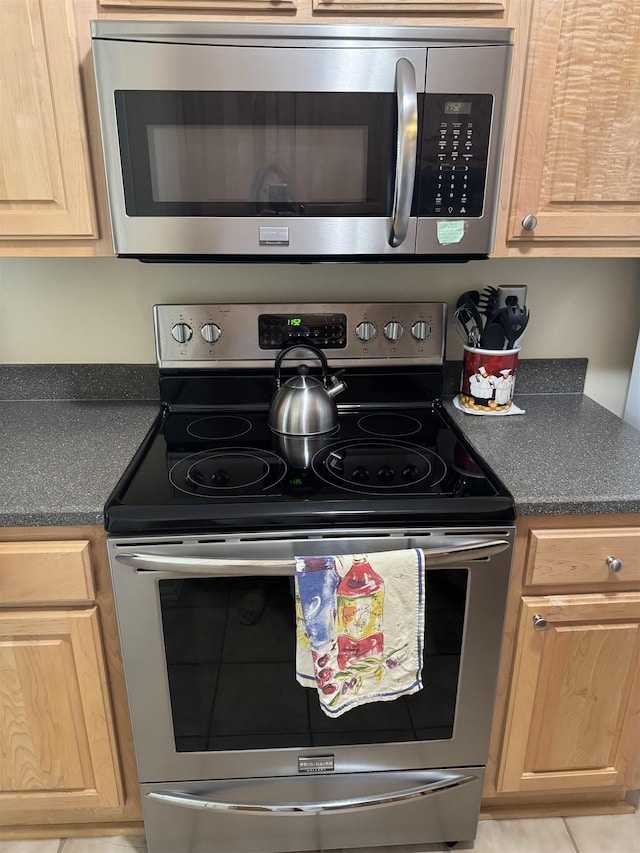 6905 Petworth Rd Unit 6905, Memphis, TN 38119 - kitchen featuring stainless steel appliances, dark countertops, and light brown cabinetry