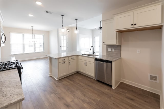 kitchen with visible vents, a peninsula, baseboards, a sink, and appliances with stainless steel finishes