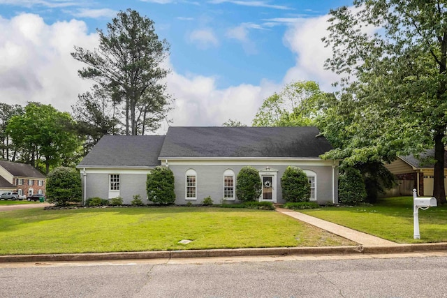 cape cod-style house featuring a front yard