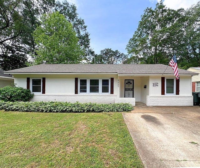 4485 Dunn Rd, Memphis, TN 38117 - ranch-style house with a porch, brick siding, and a front lawn
