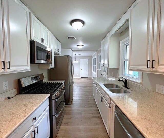 4485 Dunn Rd, Memphis, TN 38117 - kitchen featuring visible vents, appliances with stainless steel finishes, a sink, white cabinets, and light wood-style flooring