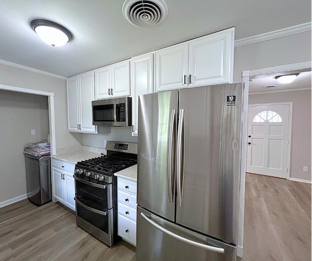 4485 Dunn Rd, Memphis, TN 38117 - kitchen with crown molding, stainless steel appliances, visible vents, and light wood finished floors