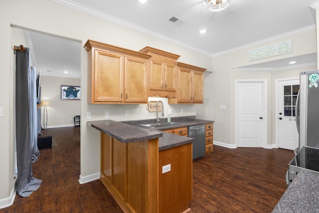 kitchen featuring stainless steel appliances, a sink, dark wood-type flooring, and a peninsula