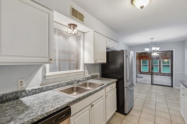 kitchen featuring a sink, a chandelier, white cabinetry, stainless steel appliances, and visible vents