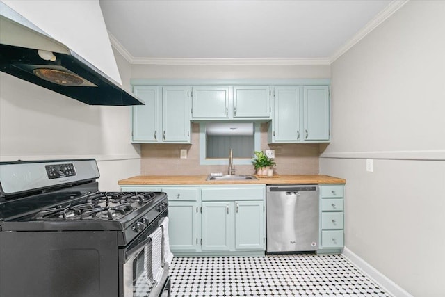 kitchen with crown molding, a sink, stainless steel appliances, light floors, and under cabinet range hood