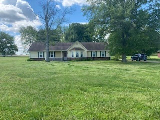 283 Brierhedge Rd, Covington, TN 38019 - ranch-style home featuring a front lawn