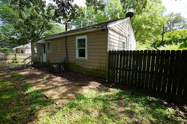 784 Juliet Ave, Memphis, TN 38127 - view of side of property featuring central AC, a chimney, and a fenced backyard