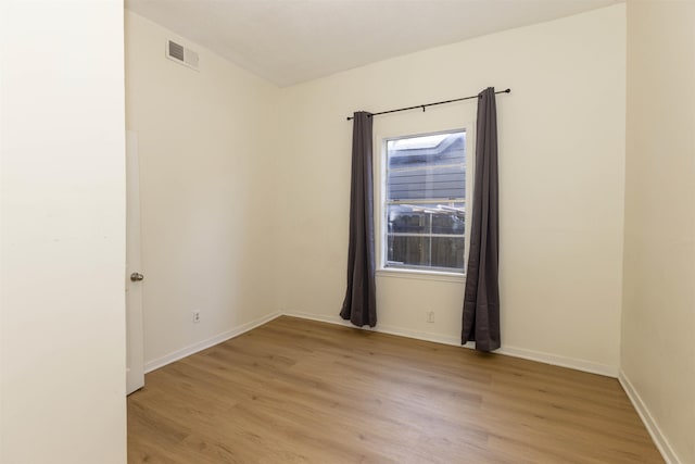 993 Oakview St, Memphis, TN 38114 - empty room featuring light wood-style flooring, baseboards, and visible vents