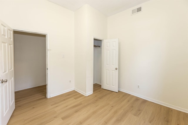 993 Oakview St, Memphis, TN 38114 - unfurnished bedroom featuring a closet, light wood-type flooring, visible vents, and baseboards