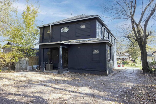 993 Oakview St, Memphis, TN 38114 - view of front of property featuring central AC unit and fence