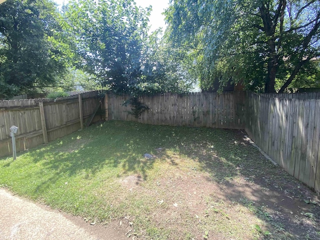 3682 Hyacinth Dr, Memphis, TN 38115 - view of yard featuring a fenced backyard