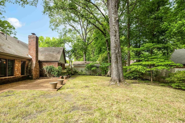 view of yard featuring a patio area