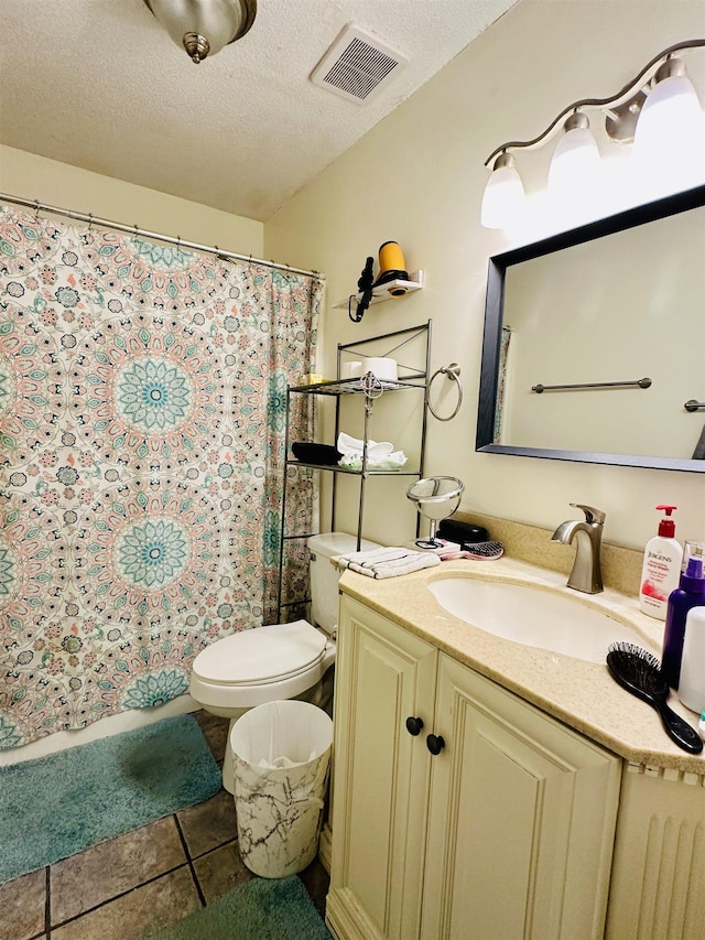 full bath featuring toilet, a shower with curtain, vanity, and visible vents