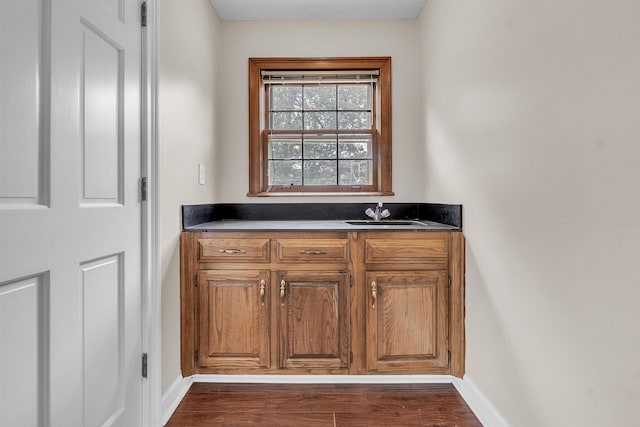 345 Locust Grove Grv, Memphis, TN 38018 - bar featuring a sink, baseboards, and dark wood-style flooring