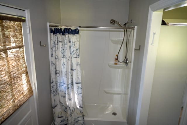 full bath featuring curtained shower