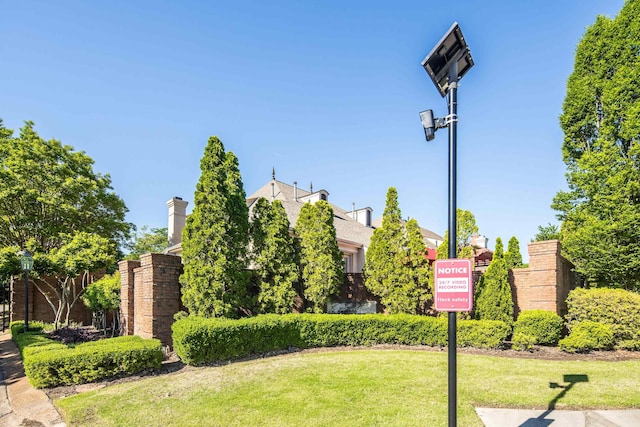 community sign featuring a yard